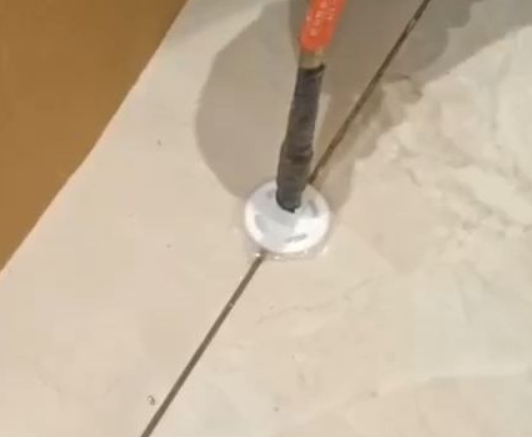 秀英瓷砖空鼓维修公司专业解答瓷砖在铺贴过程中，如果没有涂抹均匀到位的粘结材料（如水泥砂浆或瓷砖胶），可能会导致以下问题