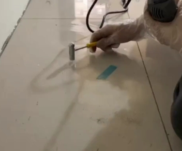 秀英瓷砖开裂维修公司专业分享瓷砖在铺贴前如果没有沥干水分，将会导致以下问题