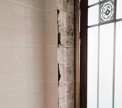 秀英瓷砖空鼓免砸砖维修公司分享吸水砖泡水时间不够或过长都会对瓷砖铺贴效果产生影响